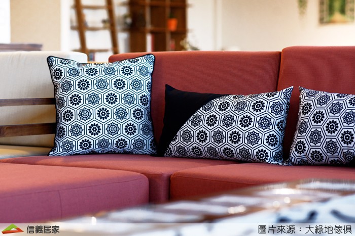 4招抱枕選購小技巧．帶你創造沙發上的視覺焦點